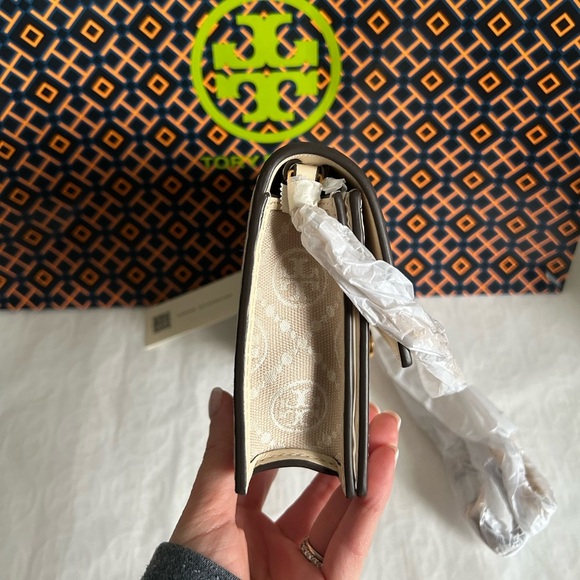 Tory Burch T Monogram Chain Wallet Crossbody Bag Ivory Gold Tan Cream Neutral - Picture 4 of 14